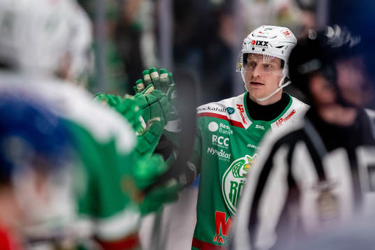 Rögles Anton Bengtsson  jublar