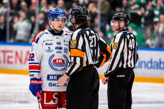 Oskarshamns John Dahlström i diskussion med Domare Mikael