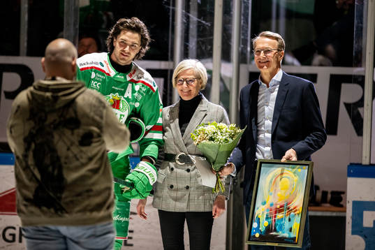 Rögles Dennis Everberg får granitpucken av Inga