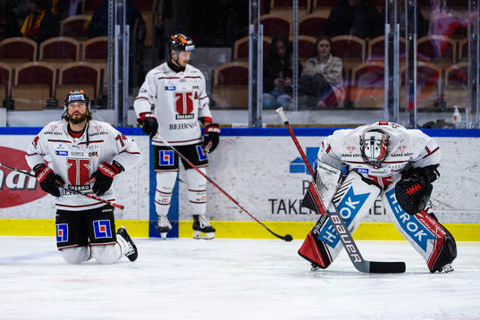 Örebros Nick Ebert och målvakt Jhonas Enroth
