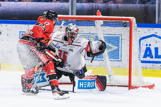 Luleås Isac Brännström och Örebros målvakt Jhonas