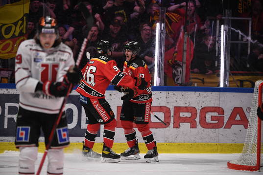 Luleås Pontus Andreasson och Isac Brännström jublar