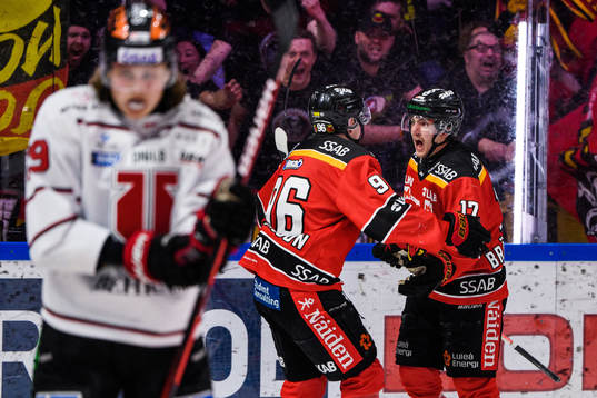 Luleås Pontus Andreasson och Isac Brännström jublar