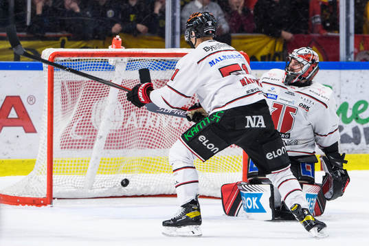 Örebros målvakt Jhonas Enroth släpper in 2-1