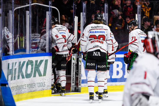 Örebros spelare deppar och lämnar isen