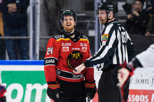 Luleås Brendan Shinnimin och Linjedomare Peter Almerstedt