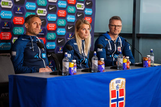 Martin Sjögren, head coach, Ada Hegerberg and Halvor Lea,
