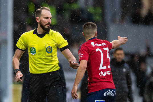 Domare Andreas Dufva-Johansson i diskussion med Östers