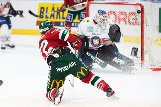 Frölundas Patrik Carlsson gör 1-1 på Växjös målvakt