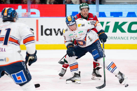 Frölundas Max Friberg bakom Växjös Richard Gynge