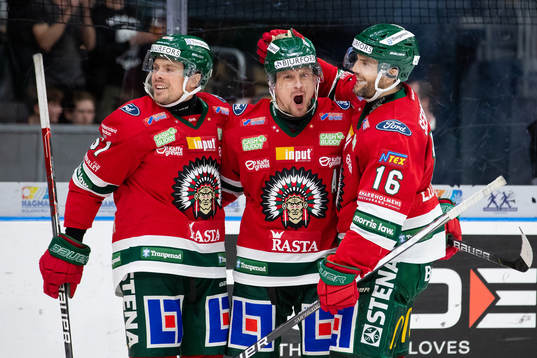 Frölundas Nicklas Lasu (mitten) jublar med Mats Rosseli