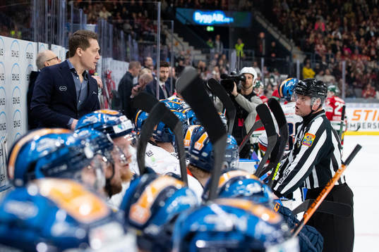 Växjös tränare Sam Hallam pratar med linjedomare Ludvig