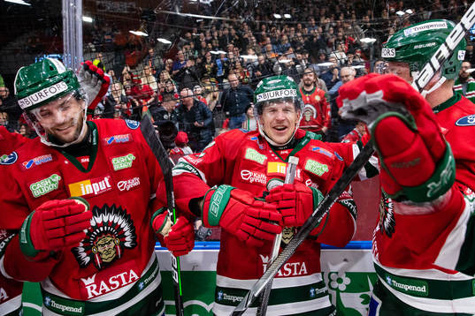 Frölundas Stefan Elliot jublar med Max Friberg