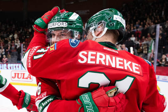 Frölundas Stefan Elliot omfamnas av Nicklas Lasu