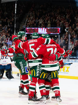 Frölundas Patrik Carlsson jublar och omfamnas av