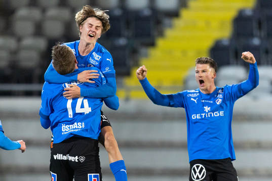Halmstads Erik Ahlstrand och Mikael Boman jublar