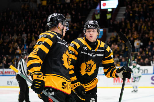 Skellefteås Jonathan Johnson och Rickard Hugg jublar