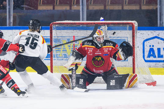 Brynäs Lara Stalder gör 1-1 på Luleås Sara Grahn