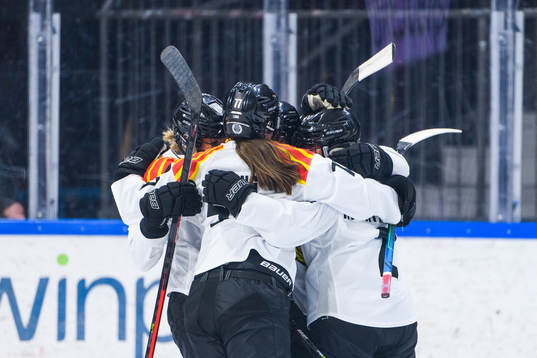 Brynäs Maja Nylén Persson jublar med lagkamrater