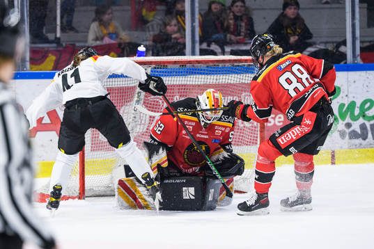 Brynäs Denisa Krizova gör 1-7 på Luleås Sara Grahn