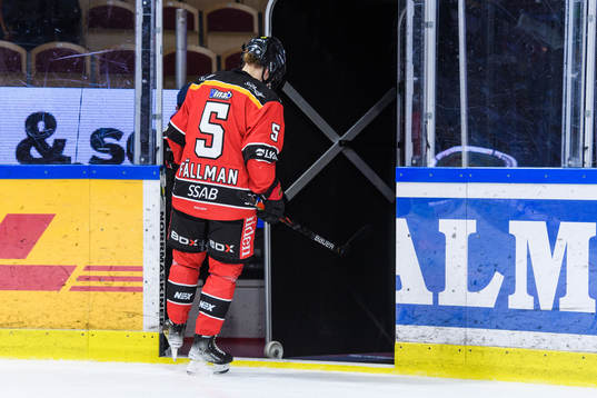 Luleås Johanna Fällman deppar och kliver av isen