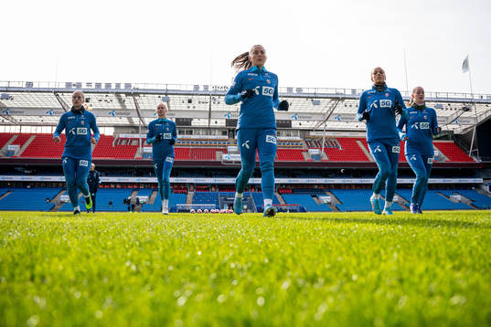 Vilde Bøe Risa and players of the Norwegian women's