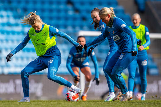 Ada Hegerberg, Vilde Hasund and Guro Bergsvand of the
