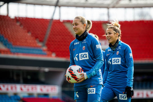 Lisa Fjeldstad Naalsund and Celin Bizet Ildhusøy of the