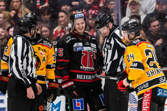 Örebros Gustav Backström och Luleås Brendan Shinnimin