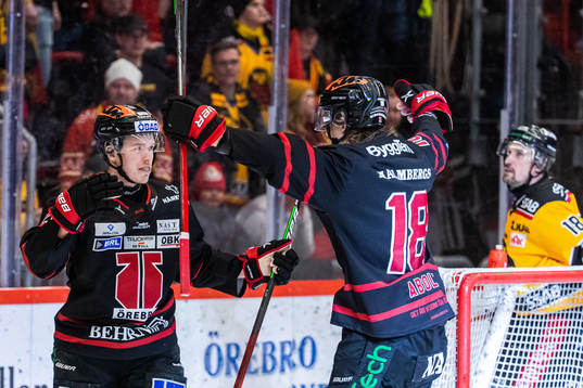 Örebros Linus Öberg och Rodrigo Abols jublar