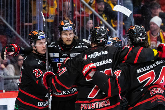 Örebros Linus Öberg jublar med Rodrigo Abols