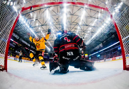 Luleås Pontus Andreasson gör 0-1 på Örebros målvakt