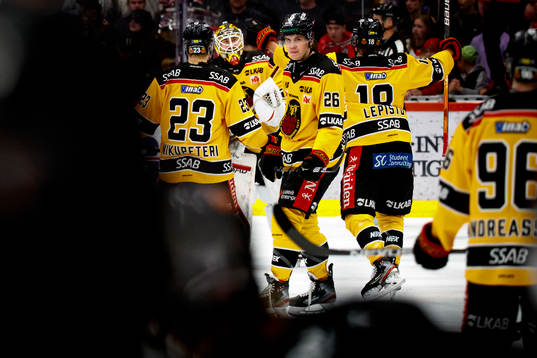 Jubel framför Luleås målvakt Joel Lassinantti