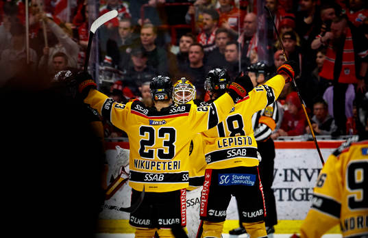 Jubel framför Luleås målvakt Joel Lassinantti