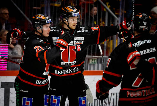 Örebros Linus Öberg gör 1-1 och jublar med Rodrigo Abols
