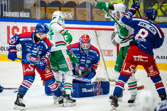 Oskarshamns Brian Cooper och målvakt Tim Juel