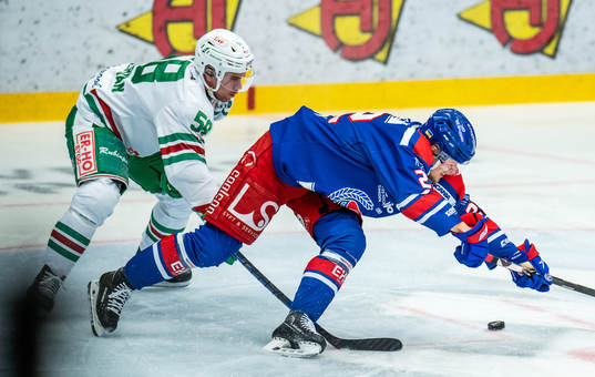 Rögles Ryan McKiernan och Oskarshamns John Dahlström