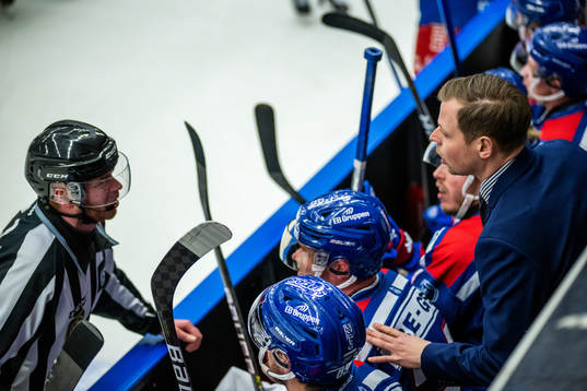 Oskarshamns tränare Martin Filander samtalar med domaren