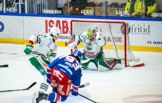 Oskarshamns Cameron Brace och Rögles målvakt Christoffer