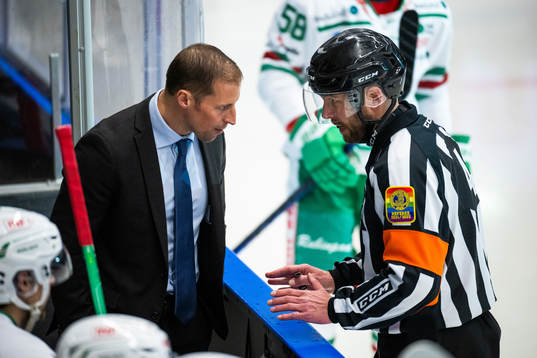 Rögles tränare Cam Abbott diskuterar med Domare Marcus