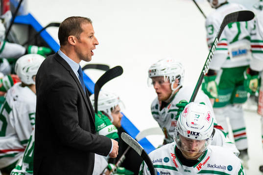 Rögles tränare Cam Abbott reagerar
