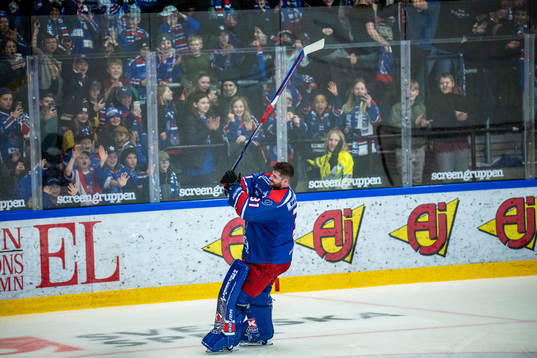 Oskarshamns målvakt Tim Juel jublar