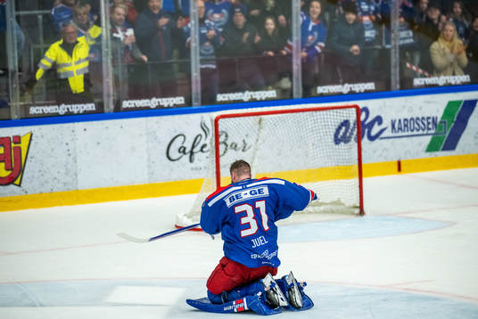 Oskarshamns målvakt Tim Juel jublar