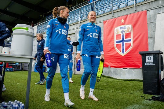 Caroline Graham Hansen and Guro Bergsvand of the Norwegian
