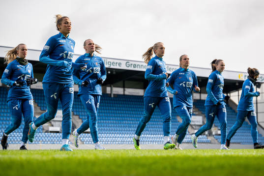Amalie Eikeland and players of the Norwegian women's
