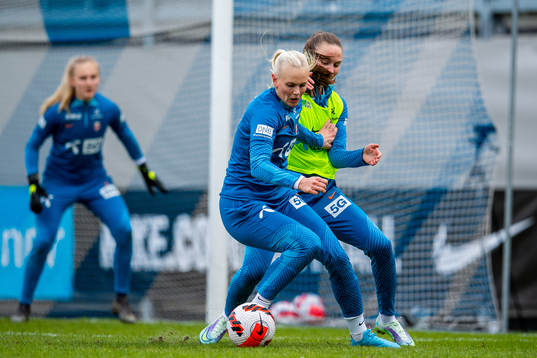 Karina Sævik and Vilde Hasund of the Norwegian women's