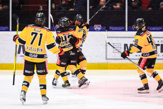 Luleås Tilde Sjödin jublar med lagkamrater