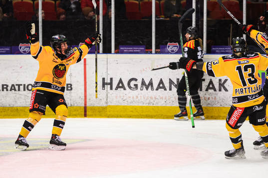 Luleås Petra Nieminen jublar