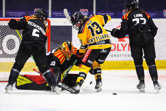 Brynäs Maja Nylén Persson och målvakt Ellen Johnsson mot