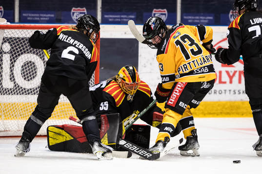 Brynäs målvakt Ellen Johnsson och Luleås Jenna